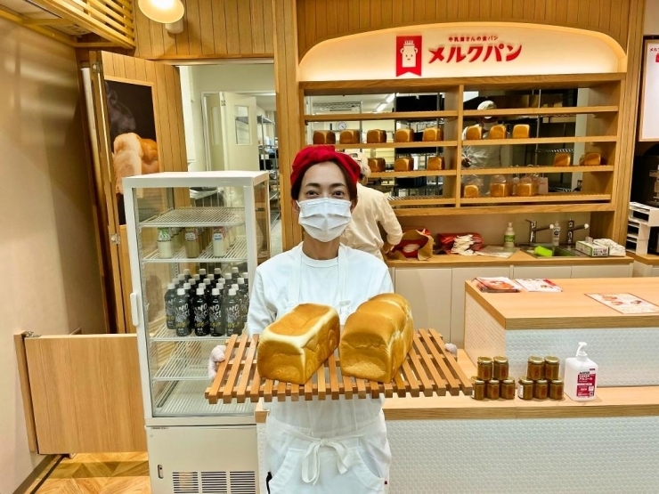 「純メルク食パン」と「トースト食パン」を田丸店長に掲げてもらいました