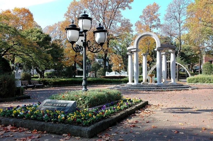 「若葉東公園」水の湧く迎賓館入り口の前の公園