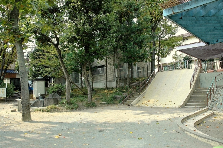 「早稲田公園」幅の広い大きなすべり台のある公園
