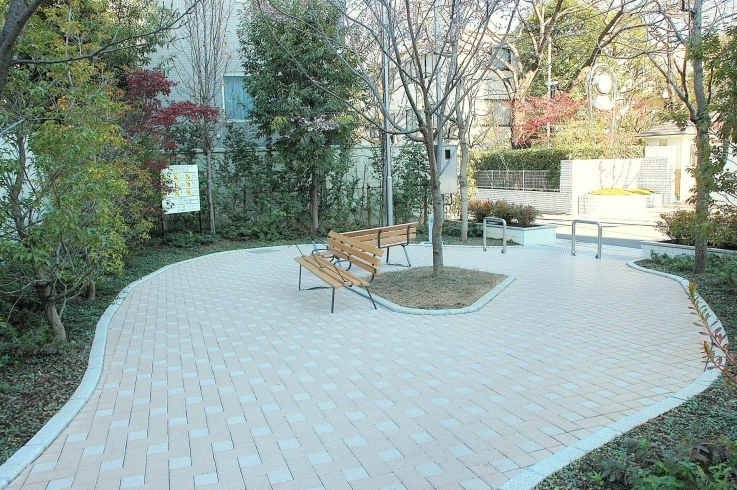 「信濃町友情公園」とっても小さい都会の公園