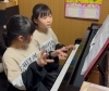 「弾けた!できた!」一緒に終わるよと2人とも笑顔。「京都市南区のピアノ教室♪「先生、上手く弾けたよ!」どきどき、でもめちゃ楽しみな発表会に向けて頑張ってます【京都市南区のピアノ・リトミック・英語リトミック・ベビーリトミック】」