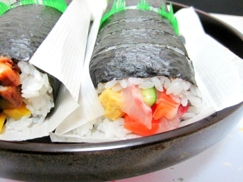 特製太巻寿司にはまぐろ、サーモン、はまち、白身魚、いくら、たまご等が入っています！