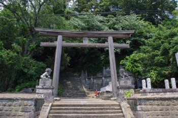 通り沿いすぐのところにある神社の入口