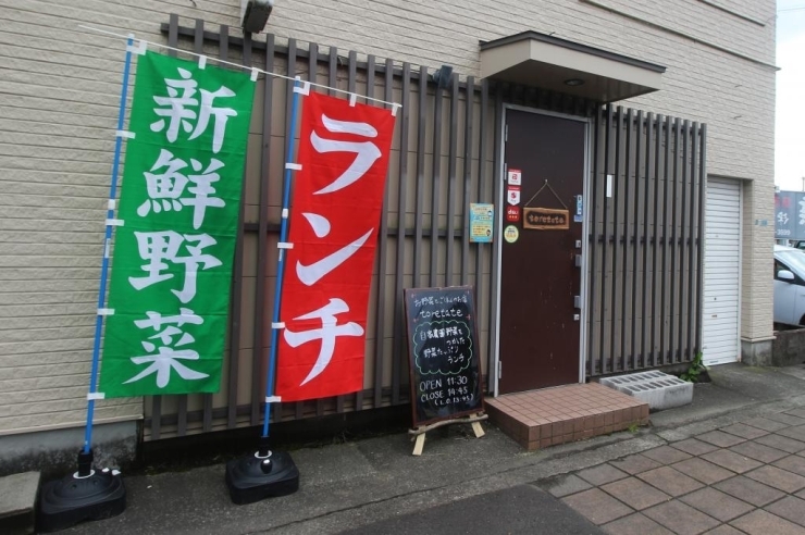 駐車場はお店の隣りにあります