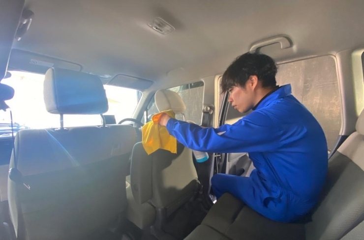 車内の気になる汚れを伝えると「ちょっと掃除してみますね」とサービスで作業してくれました。<br>優しすぎる!!