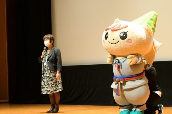 なめがた湖魔女委員会　横田さんから、上映会開催の挨拶。