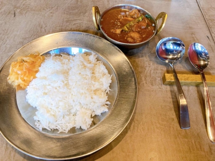 スプーンは2種類。左はカレーをすくうためのもの、右は食べるためのスプーンだそう