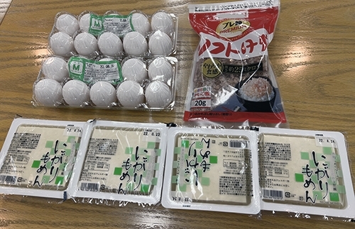 1000円で買ったもの<br>卵2パック、木綿豆腐4丁、カツオ節1パック<br><br>※スパムは社内より2缶寄付があり、それを使いました。
