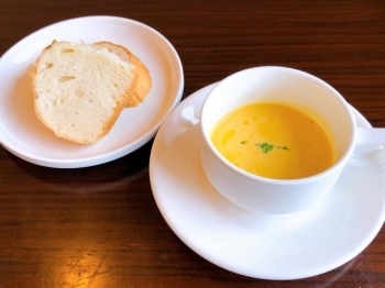 パンとかぼちゃの冷製スープ♪