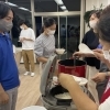 配膳台の前に順番に並びます。<br>※この日は食堂でカレーの提供もありました。