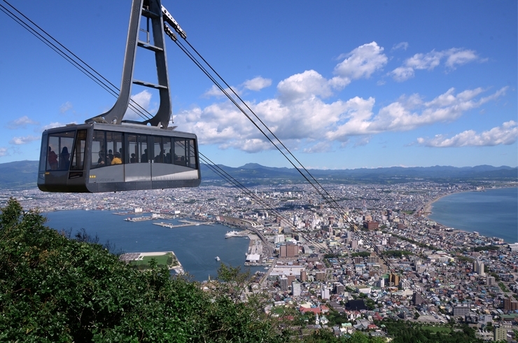 「函館山ロープウェイ株式会社」約3分間の空中散歩で函館山の眺望を！！