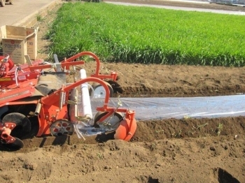 先生持参の機械で、マルチ掛け