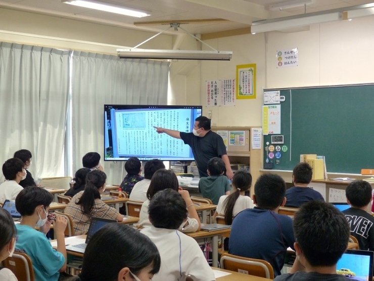 「麻生小学校はお城の跡地に建てられています」に、子どもたちはびっくり！