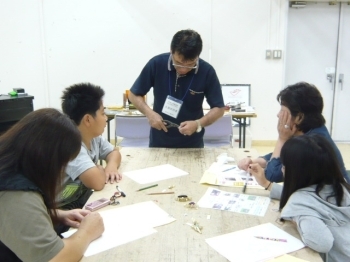 テクニックが必要な細かな部分は久保田さんがお手伝い。作業をしながらコツを教わったり和やかな教室です。
