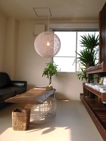 こだわりの、手作りの欅の1枚板テーブルと、和紙製の丸い照明「美容室FELIZ（フェリース）」