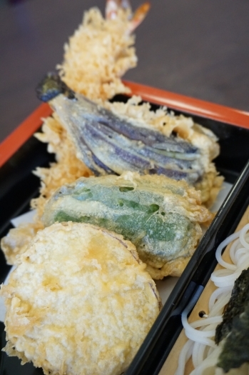 サクっとした天ぷらが人気
小丼ぶりとセットでの注文もおすすめ！
「そば処 花月庵 都町店」