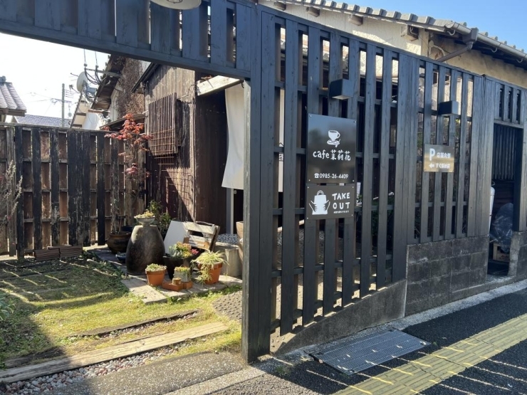 駐車場は道路を挟んだ向かいにあります！