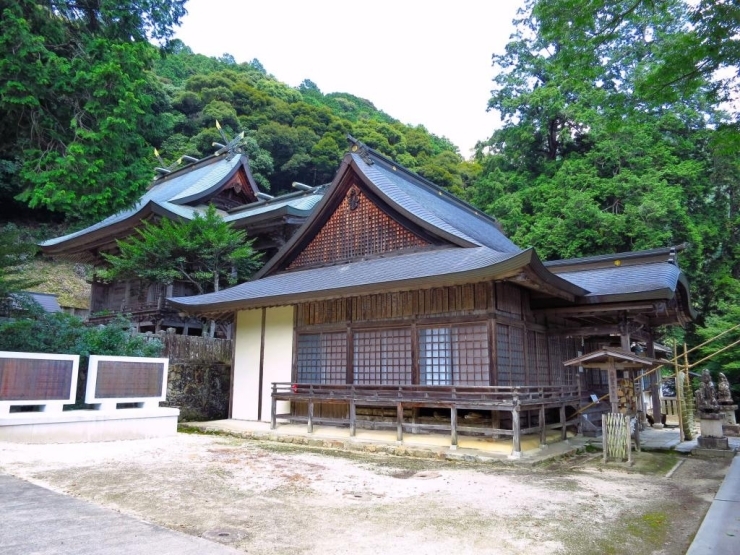 【社殿全景】<br>本殿は美作国一之宮中山神社の中山造より発展した３間４面（実尺は４間×４間）の総欅造の出向拝を備えた入母屋造妻入で壮観