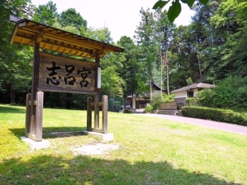 【神社社頭】<br>車道が整備され駐車場も豊富な台数を確保