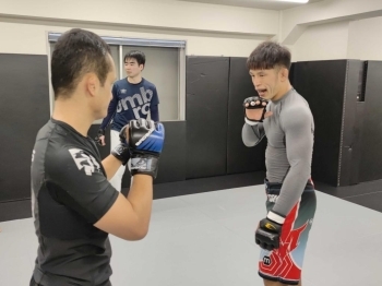 右：指導する神田T800周一さん<br>【MMAクラス】打撃、投げ技、組み技などの技で競う<br>総合格闘技を指導