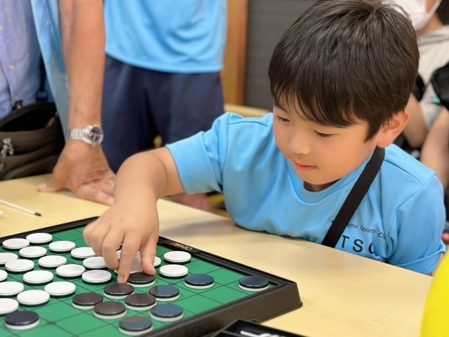 必死に食い下がる小学1年生（間違えて黒石を打つ）「オセロ大会の予選結果✨　★英会話と体操のコラボ教室（堀切、お花茶屋、綾瀬、亀有、小菅）」