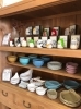 こだわりのセレクト雑貨に加え、自家焙煎コーヒーや手作りスイーツを販売♪