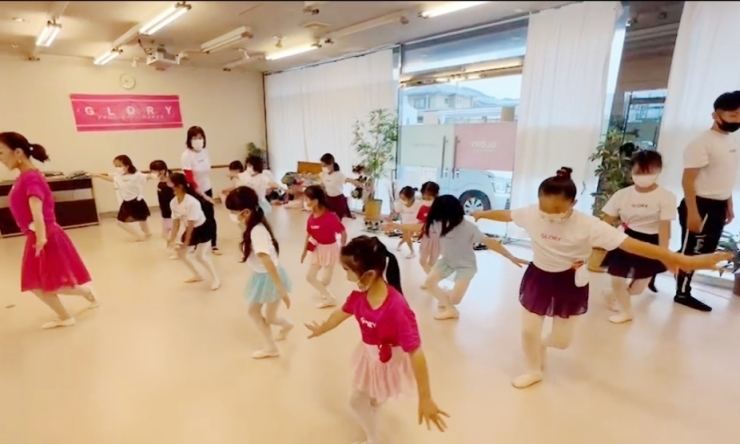 「日本にひとつだけのダンススクール　英語&ダンス　glory」