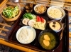 左のサラダは食べ放題のものです。