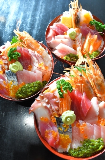 『弁慶』『義経』『静』の三種の海鮮丼
7種類のお刺身がたっぷり「大夫黒」
