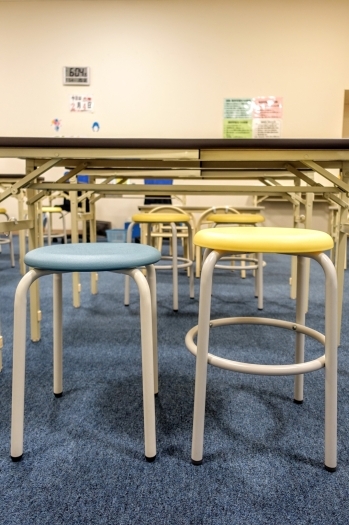 身長に合わせた椅子を使います。背もたれがなく集中できます。「公文式 エルミこうのす教室」