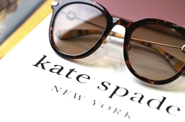 フロントはシンプルで大きめのデザイン「kate spade SUNGLASSE |出雲市姫原のメガネ21出雲店」