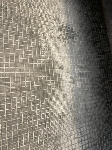 清掃前の浴室の床「一年のスタートはお掃除から」