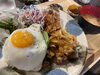 目玉焼きと唐揚げトッピング「本日のワンプレートランチは♫」