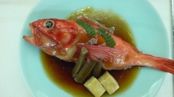照りとツヤが食欲をそそる「金目の煮付け」。和食の中でも煮魚や焼き魚などにマイスターの腕が光る田中さんの作品