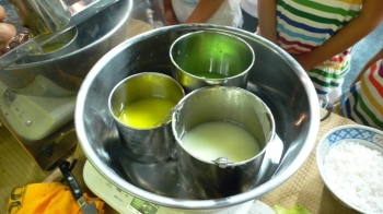レタス（緑と白）と天ぷらの衣（黄色）用の材料。熱湯で温められています