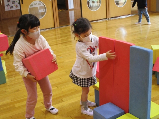 遊戯室で積み木遊び☆「幼稚園大好き♪」