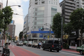 早稲田通りの馬場口交差点を高田馬場駅方向に向かって通りの右側を約40メートル、通りから右手の路地を入ります