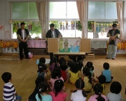 幼稚園へ訪問。手作りの紙芝居で神話を伝、子ども達と一緒に神話キャンドルをつくる。