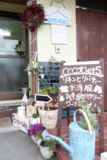 夏はお店の前で藍染をしている事も♪
お気軽にお訪ねくださいね♪「cocotiers（ココティエ）」
