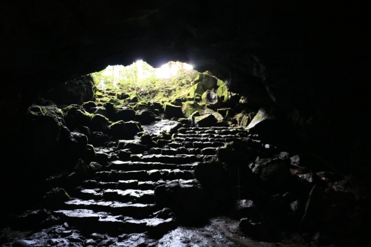 「駒門風穴保存会」国指定天然記念物の駒門風穴は富士山周辺で最大級の溶岩洞窟！