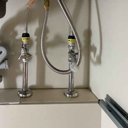 既存のキッチン下　配管「水栓交換 〜タッチレス水栓へ〜」