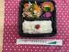 「本日の日替わり手作り弁当はオイスター香る「チンジャオロース」！揚げ餃子や春巻きとともに9時30分より販売いたします」