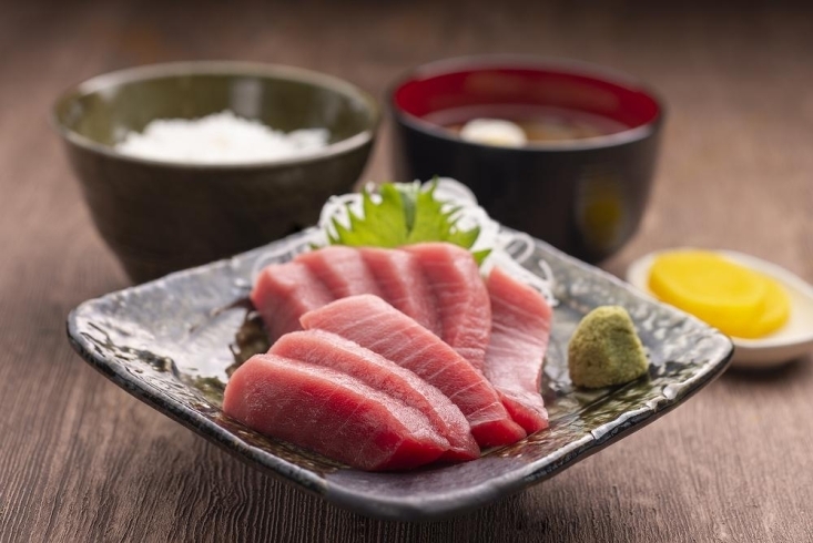 生本まぐろ刺身定食　1,320円「バーベキューしながら海鮮丼が食べられる！」
