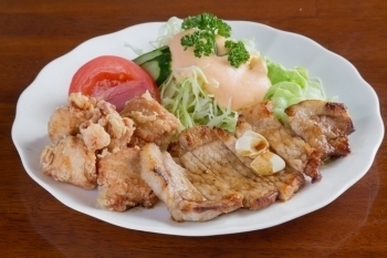 ポークソテーガーリック醤油＆鶏のからあげ　1050円「洋食屋レストラン ジェノバ」