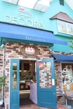 鮮やかなブルーが引き立てるPOPな外観！「patisserie DECORe（パティスリーデコレ）」