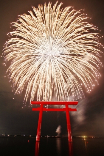 日本最大級の水中鳥居と共に見る事の出来る花火は圧巻です！「鹿嶋市観光協会」