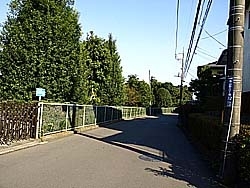 横浜市側は住宅、川崎市側は植木園。<br>宮前区にはほんとうに植木園が多い<br>