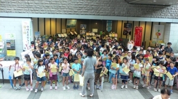 2日目の午後には、川崎市立登戸小学校4年生の児童が来場。マイスターの技術を見学しました