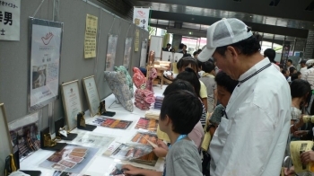 興味津々の子ども達に丁寧に説明する畑さん