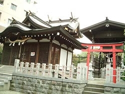 稲荷神社と並ぶ八幡神社
